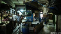 Tidak semua kios tutup, ada sejumlah pedagang yang berjualan di pasar yang bakal direnovasi tersebut.