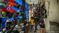 Meski tak seramai dulu, hingga kini masih terlihat pengunjung yang berbelanja di pasar tersebut.