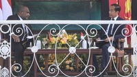 Jokowi dan James Marape berdiskusi santai di Veranda Istana menikmati pemandangan Kebun Raya Bogor yang berada tepat di depan Istana Kepresidenan Bogor.