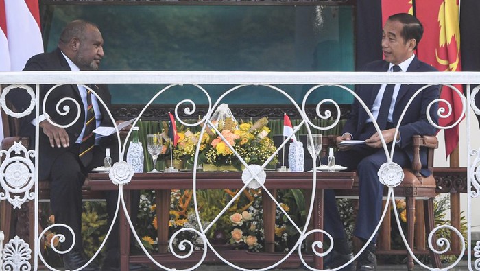 Potret Jokowi Sambut PM Papua Nugini di Istana Bogor Presiden Joko Widodo (kanan) bersama Perdana Menteri Papua Nugini James Marape (kiri) melambaikan tangan ke arah wartawan saat melakukan pertemuan di Istana Bogor, Jawa Barat, Senin (15/7/2024). Pertemuan tersebut dalam rangka kerja sama dalam bidang transportasi, kesehatan dan pendidikan. ANTARA FOTO/Muhammad Adimaja/Spt.
