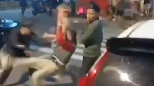 Baku hantam di depan McDonalds (McD) di Jalan Sriwijaya, Kota Mataram.