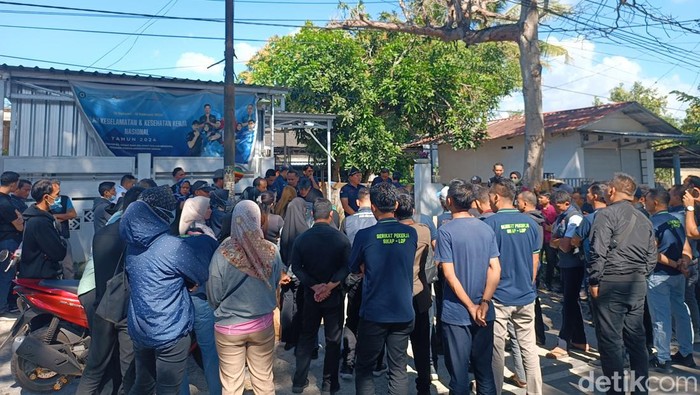 Puluhan karyawan Bandara Internasional Lombok (BIL) berdemonstrasi di Kantor Cabang Angkasa Pura Supports (APS) Lombok di Desa Penujak, Lombok Tengah, Senin (15/7/2024) pagi. (Edi Suryansyah/detikBali)
