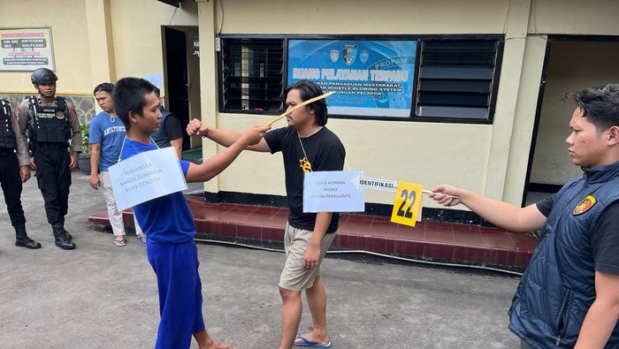 Tersangka pembunuhan terhadap adik ipar menjalani rekonstruksi di halaman Mapolres Purbalingga, Senin (15/7/2024).