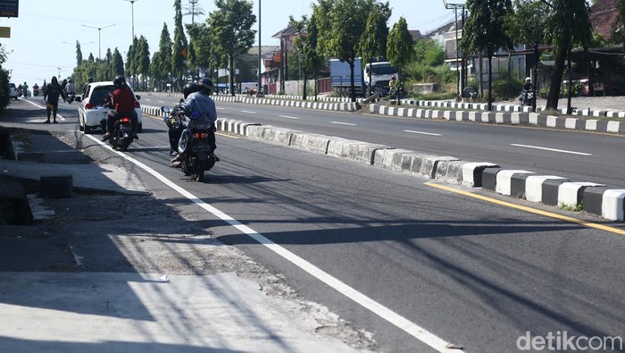 Separator di Ring Road Utara, Maguwoharjo, Depok, Sleman yang sudah ditutup, Senin (15/7/2024).