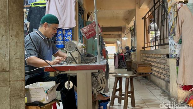 Romi, penjahit yang masih bertahan di Istana Anak-anak Jambi.