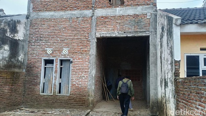 Rumah kosong lokasi penemuan zat kimia di Jember