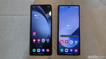 Galaxy Z Fold 6 (kanan) dengan desain barunya yang lebih kotak bersebelahan dengan Galaxy Z Fold 5. Foto: Virgina Maulita Putri/detikINET