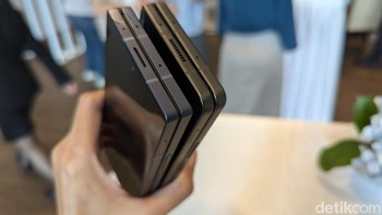 Galaxy Z Fold 6 juga menjadi model Fold paling tipis dengan ketebalan 5,6 mm dalam keadaan terbuka dan 12,1 mm dalam keadaan tertutup. Foto: Virgina Maulita Putri/detikINET