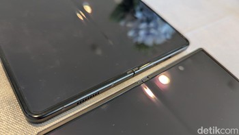 Samsung menggunakan mekanisme Dual Rail Hinge dan Folding Edge di Galaxy Z Fold 6 (bawah) yang bisa mengurangi lipatan di layar dan mendistribusikan getaran dengan lebih baik. Foto: Virgina Maulita Putri/detikINET