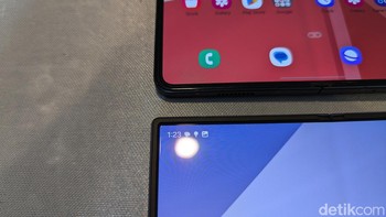Samsung membuat desain Galaxy Z Fold 6 jadi lebih simetris di sisi kiri dan kanan, dengan sudut di sisi kanan yang lebih tajam dan membuat ponsel terlihat lebih kotak. Foto: Virgina Maulita Putri/detikINET