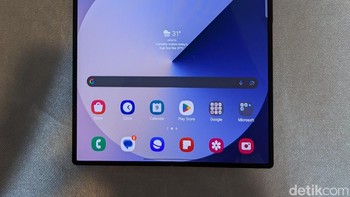 Crease atau lipatan di layar utama Galaxy Z Fold 6 juga lebih berkurang dibandingkan generasi sebelumnya. Foto: Virgina Maulita Putri/detikINET