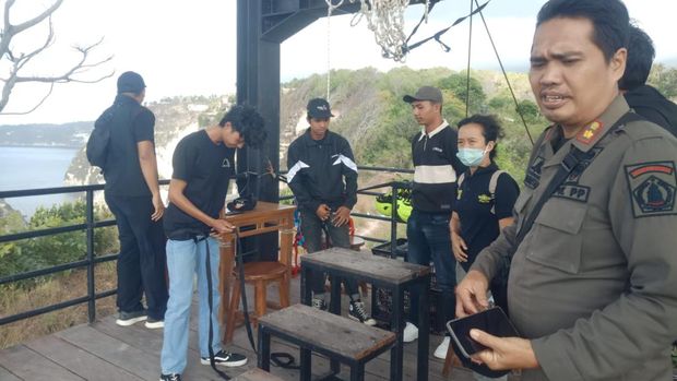 Satpol PP Klungkung saat melakukan pengecekan flying fox di atas laut melalui antar tebing pantai Diamond, Desa Pejukutan, Kecamatan Nusa Penida, Klungkung (Dok Camat Nusa Penida).