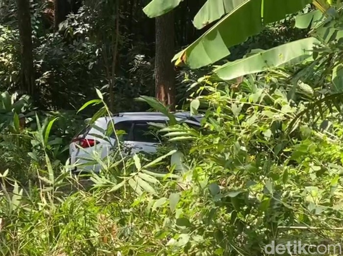Satu unit mobil asal Kota Tegal masuk jurang sedalam sekitar 30 meter diwilayah Desa Tambakserang, Kecamatan Bantarkawung, Kabupaten Brebes, Senin (15/7/2024) siang.