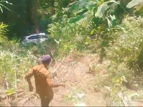 Satu unit mobil asal Kota Tegal masuk jurang sedalam sekitar 30 meter diwilayah Desa Tambakserang, Kecamatan Bantarkawung, Kabupaten Brebes, Senin (15/7/2024) siang.