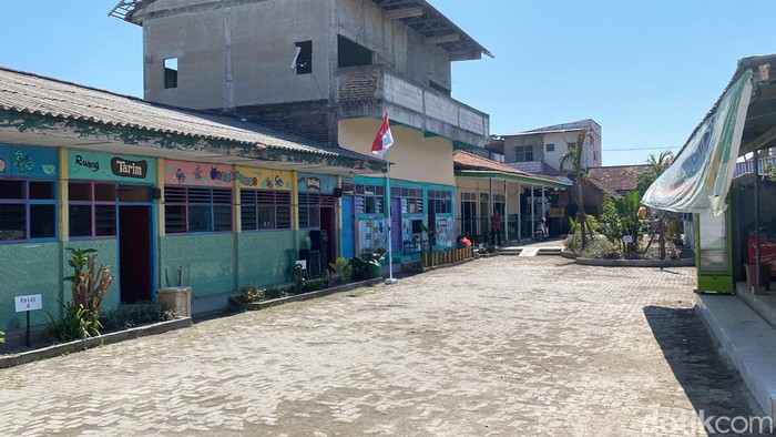 Suasan SD Darul Falah Surabaya belum ada aktivitas karena masih berduka