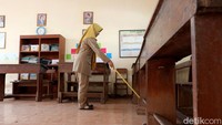Ruang kelas 1 tampak kosong karena tak ada murid. Hanya ada bangku kosong yang diletakkan di pinggir ruangan.