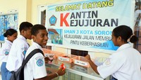 Siswa berbelanja di kantin kejujuran SMA Negeri 3 di Kota Sorong, Papua Barat Daya, Senin (15/7/2024).   