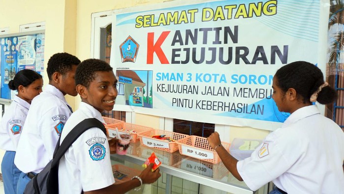 Sekolah di Sorong Gelar Kantin Kejujuran untuk Siswa Seorang siswa berbelanja di kantin kejujuran SMA Negeri 3 di Kota Sorong, Papua Barat Daya, Senin (15/7/2024). Sekolah tersebut menerapkan kantin kejujuran dengan menempatkan berbagai makanan dan minuman ringan beserta harganya dan satu wadah untuk pembayaran guna melatih penerapan dan pembiasaan sikap jujur bagi para peserta didik. ANTARA FOTO/Olha Mulalinda/Spt.