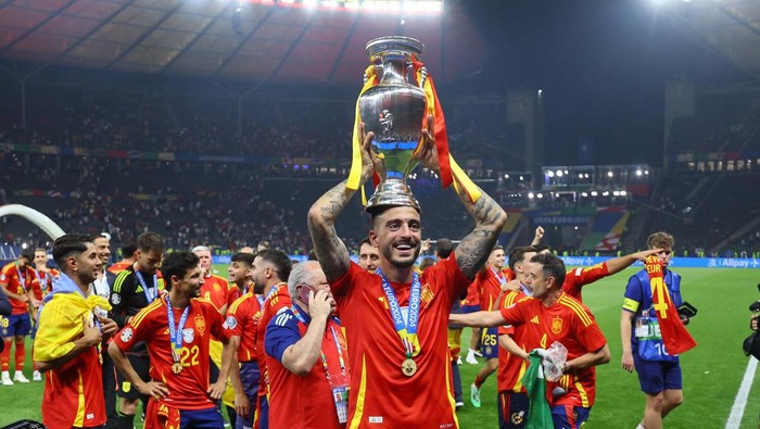 Soccer Football - Euro 2024 - Final - Spain v England - Berlin Olympiastadion, Berlin, Germany - July 14, 2024
UEFA president Aleksander Ceferin present the trophy to Spain's Alvaro Morata after winning the Euro 2024 aas King Felipe VI of Spain looks on REUTERS/Lee Smith