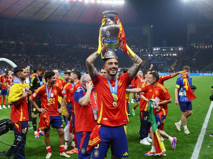 Soccer Football - Euro 2024 - Final - Spain v England - Berlin Olympiastadion, Berlin, Germany - July 14, 2024
UEFA president Aleksander Ceferin present the trophy to Spains Alvaro Morata after winning the Euro 2024 aas King Felipe VI of Spain looks on REUTERS/Lee Smith
