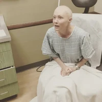 Pada 2016, Shannen Doherty memutuskan mencukur habis rambutnya. Shanen yang tampil botak membagikan foto saat dia menjalani sesi kemoterapi untuk pengobatan kankernya. Foto: Dok. Instagram