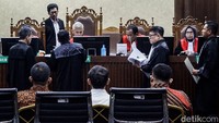 Sidang ini dengan agenda pembacaan surat dakwaan.