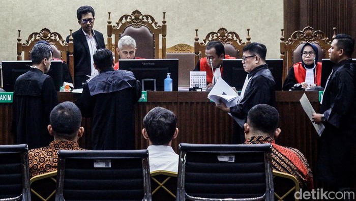 Ketiga terdakwa kasus korupsi pembangunan jalur kereta api penghubung antara Besitang, Langkat, Sumatera Utara (Sumut) dengan Sigli, Lhokseumawe Aceh mendengarkan pembacaan surat dakwaan di Pengadilan Tipikor, Jakarta, Senin (15/7/2024). Ketiga terdakwa tersebut yakni (kiri-kanan duduk) Rieki Meidi, Halim Hartono dan Afif Setiawan.