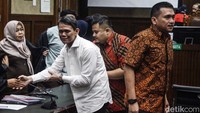 Tiga terdakwa menyalami jaksa penuntut umum usai menjalani sidang perdana kasus dugaan korupsi proyek jalur kereta api Besitang-Langsa