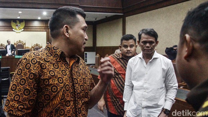 Ketiga terdakwa kasus korupsi pembangunan jalur kereta api penghubung antara Besitang, Langkat, Sumatera Utara (Sumut) dengan Sigli, Lhokseumawe Aceh mendengarkan pembacaan surat dakwaan di Pengadilan Tipikor, Jakarta, Senin (15/7/2024). Ketiga terdakwa tersebut yakni (kiri-kanan duduk) Rieki Meidi, Halim Hartono dan Afif Setiawan.