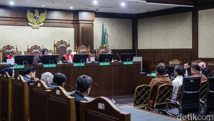 Ketiga terdakwa kasus korupsi pembangunan jalur kereta api penghubung antara Besitang, Langkat, Sumatera Utara (Sumut) dengan Sigli, Lhokseumawe Aceh mendengarkan pembacaan surat dakwaan di Pengadilan Tipikor, Jakarta, Senin (15/7/2024). Ketiga terdakwa tersebut yakni (kiri-kanan duduk) Rieki Meidi, Halim Hartono dan Afif Setiawan.
