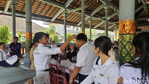 Siswa baru di SMAN 2 Semarapura Klungkung didapati rambut masih panjang saat pelaksanaan MPLS, Senin (15/7/2024). )Putu Krista/detikBali)