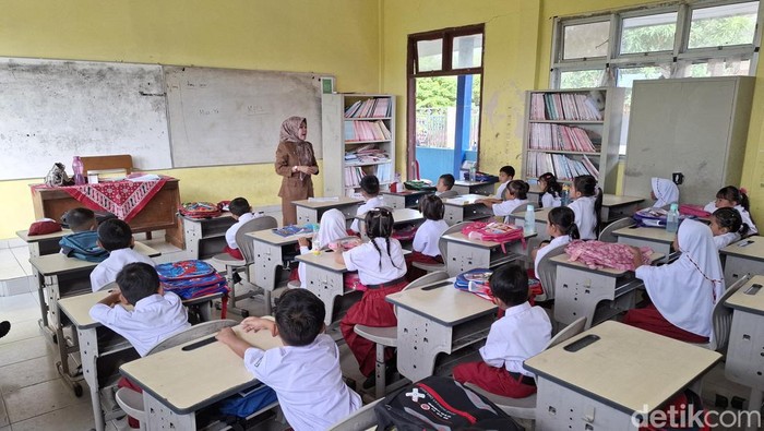 Siswa SD 196 Palembang mulai belajar di hari pertama