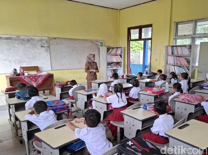 Siswa SD 196 Palembang mulai belajar di hari pertama