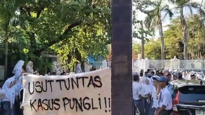 Siswa SMAN 11 Makassar menggelar demonstrasi terkait dugaan pungli.
