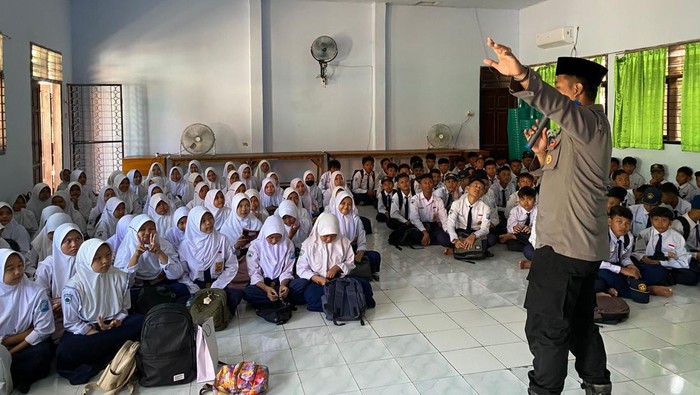 Siswa SMPN 7 Pasuruan mendapat sosialisi anti-bully dari Polres Pasuruan Kota