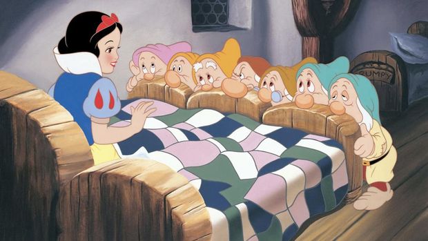 Cuplikan adegan dalam film animasi Snow White and the Seven Dwarfs (1937).