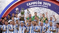Argentina keluar menjadi juara Copa America 2024. Albiceleste menang dramatis 1-0 atas Kolombia lewat fol Lautaro Martinez di masa perpanjangan waktu. Keberhasilan Argentina memenangi final Copa Amerika 2024 menambah gelar mereka di ajang ini. Kini, Argentina memiliki 16 gelar Copa Amerika, paling banyak di antara tim yang pernah menjuarai turnamen tersebut, Senin (15/7). REUTERS/Agustin Marcarian