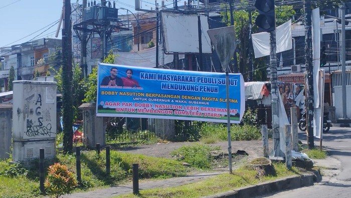 Spanduk dukungan Bobby Nasution berpasangan dengan Nagita Slavina. (Kartika Sari/detikSumut)