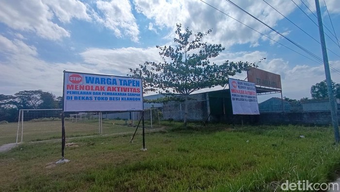 Spanduk penolakan warga Klangon dan Tapen Argosari, Kapanewon Sedayu, Bantul, atas pengolahan sampah ilegal di wilayahnya, Senin (15/7/2024).