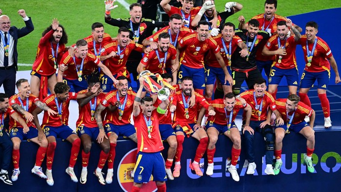 Soccer Football - Euro 2024 - Final - Spain v England - Berlin Olympiastadion, Berlin, Germany - July 14, 2024 Spains Alvaro Morata celebrates with the trophy and teammates after winning Euro 2024 REUTERS/Angelika Warmuth