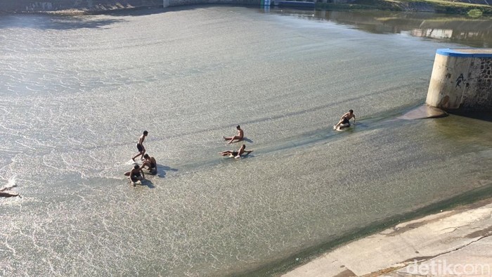 Suasana di Bendung Pleret Banjir Kanal Barat Semarang.