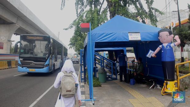 Suasana Halte Bus Transjakarta Velodrome, Rawamangun, Pulogadung, Jakarta Timur, Senin (15/7/2024). (CNBC Indonesia/Muhammad Sabki)