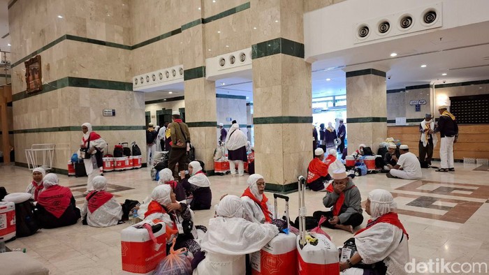 Suasana Jemaah UPG-31 Embarkasi Makassar saat kembali ke hotel, Senin (15/7/2024).