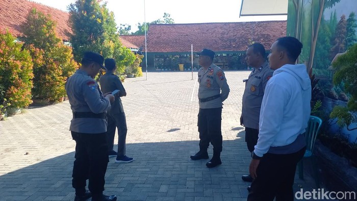 Suasana SDN Taddan 2 Sampang yang siswanya mogok sekolah di hari pertama sekolah