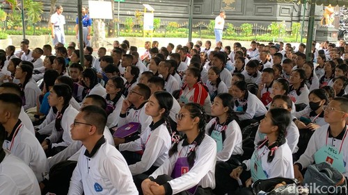 Suasana siswa-siswi baru SMAN 4 Denpasar saat mengikuti kegiatan MPLS di hari pertama masuk sekolah, Senin (15/7/2024). (Rizki Setyo)