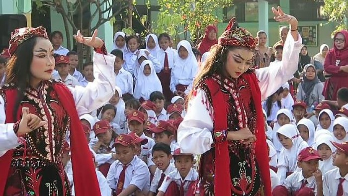 Tari Remo menyambut siswa baru di SDN Bluru Kidul II, Sidoarjo.