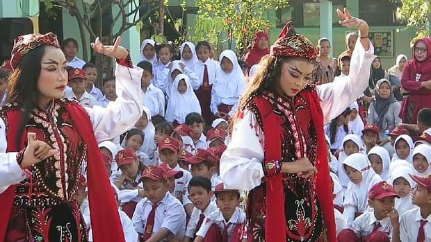 Tari Remo menyambut siswa baru di SDN Bluru Kidul II, Sidoarjo.
