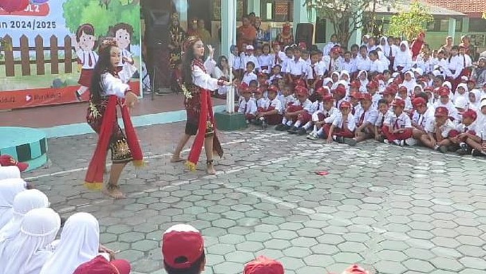 Tari Remo menyambut siswa baru di SDN Bluru Kidul II, Sidoarjo.