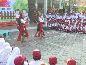 Hari Pertama Sekolah di SD Negeri Sidoarjo, Ada yang Disambut Remo