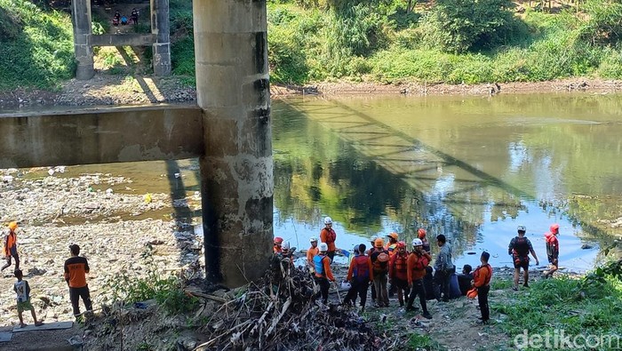 Tim SAR Gabungan saat melakukan pencarian korban laka air di Bengawan Solo, Kelurahan Semanggi, Kecamatan Pasar Kliwon, Kota Solo, Senin (15/7/2024).